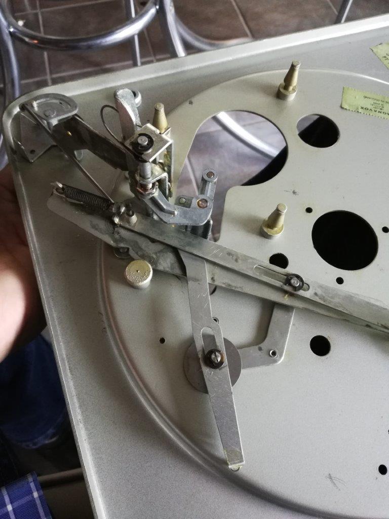 Retained changer mechanism